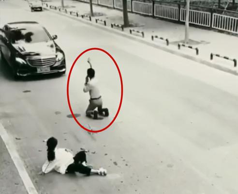 Vợ bầu bất ngờ chuyển dạ, người chồng quỳ gối chặn xe cứu vợ-1