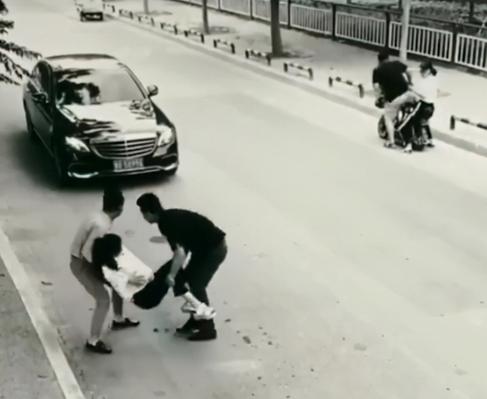 Vợ bầu bất ngờ chuyển dạ, người chồng quỳ gối chặn xe cứu vợ-2