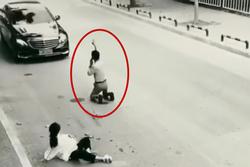 Vợ bầu bất ngờ chuyển dạ, người chồng quỳ gối chặn xe cứu vợ