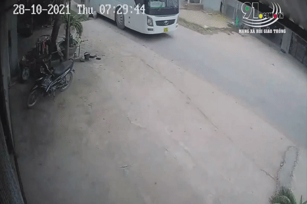 Đã chen ngang ngược, nữ tài xế còn mắng chửi taxi như mẹ thiên hạ-1