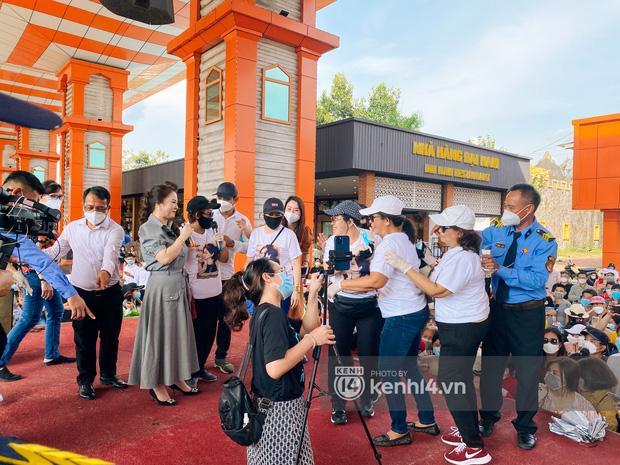 Clip cận cảnh CEO Phương Hằng đến cơ ngơi 6.000 tỷ-6