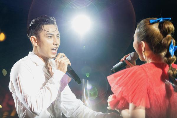 Những ca sĩ nam thần bán nude trên sân khấu khiến fan mlem mlem-9