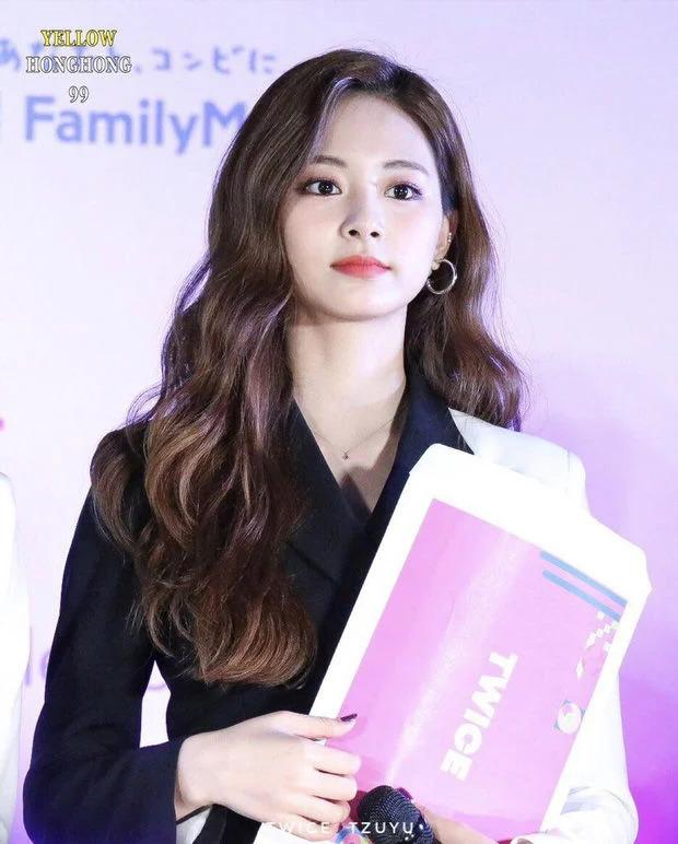 Jisoo và Tzuyu đổi gió style soái tỷ: Ai khí chất hơn?-3