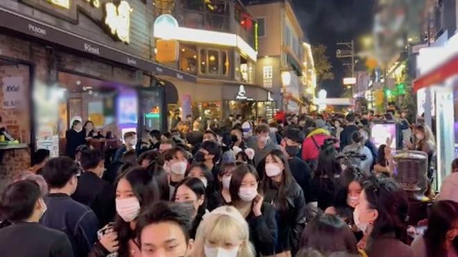 1 khu ở Seoul đông đến nghẹt thở trong đêm Halloween-3