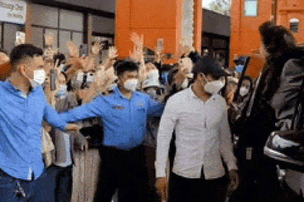 Clip: Hàng trăm người bao vây bà Phương Hằng như siêu sao-1