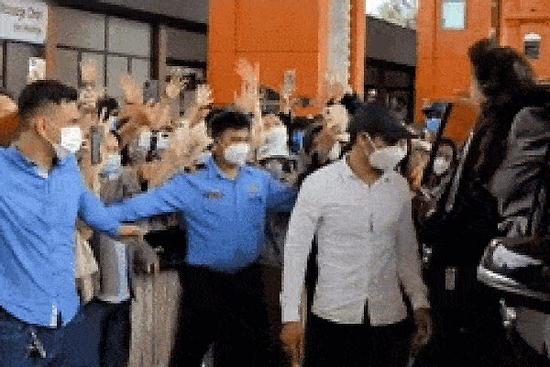 Clip: Hàng trăm người 'bao vây' bà Phương Hằng như siêu sao