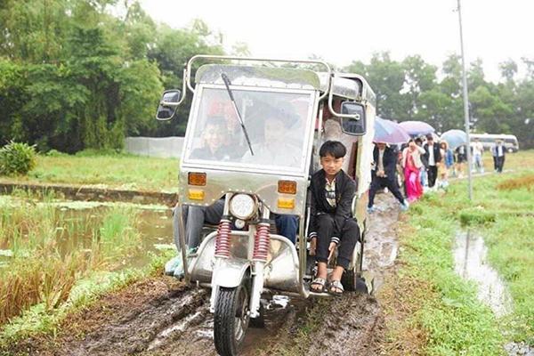 Chú rể Thái Nguyên rước dâu lầy lội bùn đất bằng xe 3 gác-2