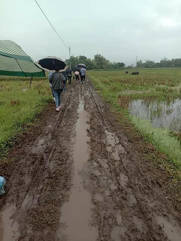 Chú rể Thái Nguyên rước dâu lầy lội bùn đất bằng xe 3 gác-3