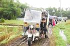 Chú rể Thái Nguyên rước dâu lầy lội bùn đất bằng xe 3 gác