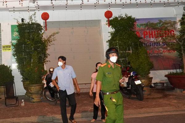 Vi phạm ăn nhậu, chỉ mặt công an quát: Mày công tác đội nào?-2