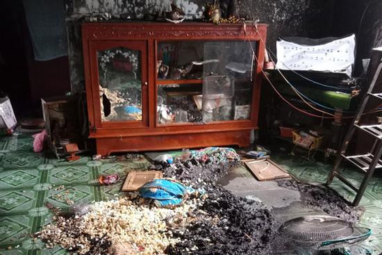 Ghen tuông, chồng khóa cửa nhốt vợ và cháu ngoại rồi đốt nhà