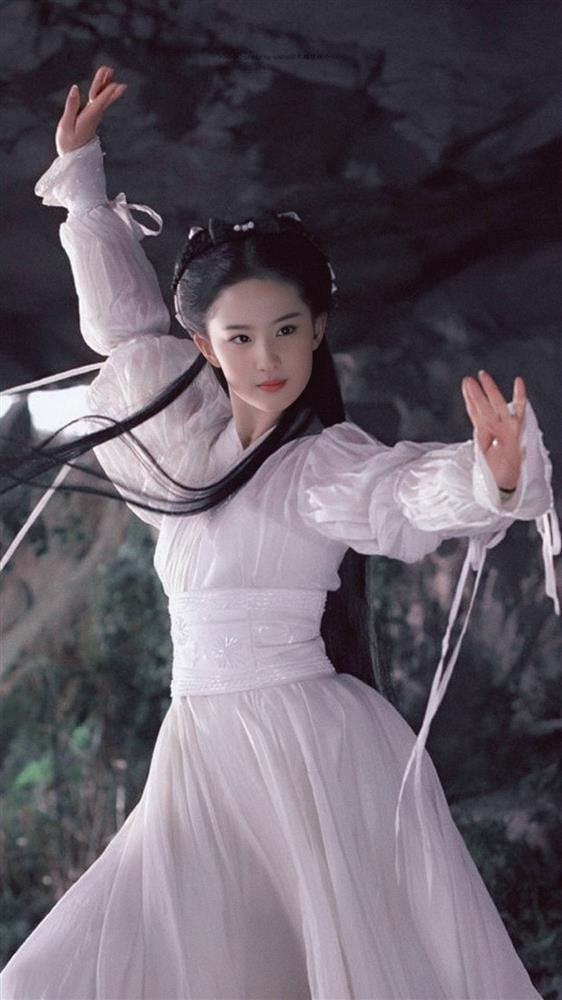 Lưu Diệc Phi múa kiếm năm 17 tuổi: Đẹp như tiên giáng trần-1
