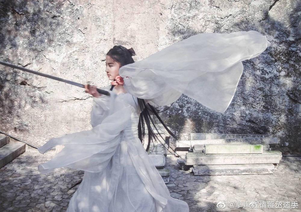 Lưu Diệc Phi múa kiếm năm 17 tuổi: Đẹp như tiên giáng trần-2