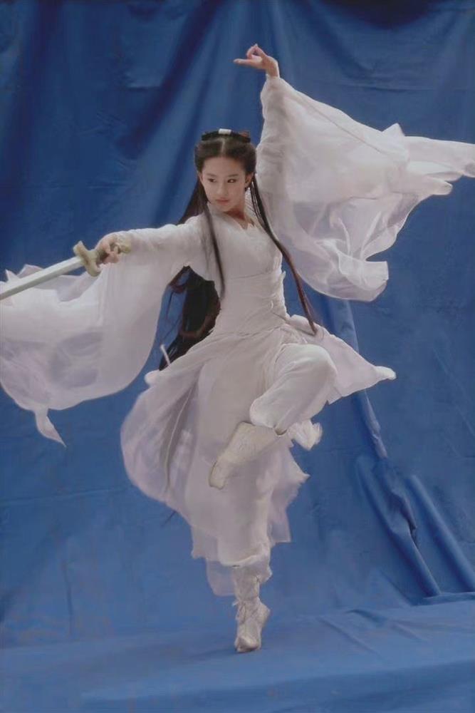 Lưu Diệc Phi múa kiếm năm 17 tuổi: Đẹp như tiên giáng trần-3