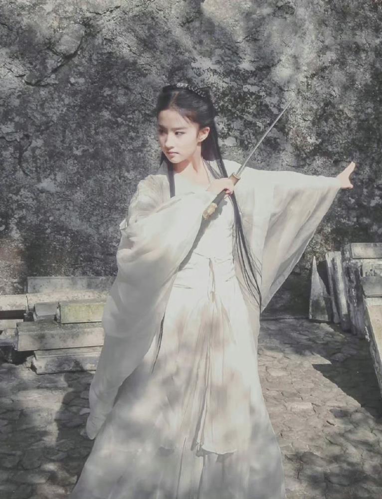Lưu Diệc Phi múa kiếm năm 17 tuổi: Đẹp như tiên giáng trần-4