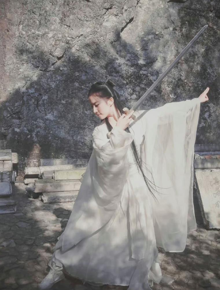 Lưu Diệc Phi múa kiếm năm 17 tuổi: Đẹp như tiên giáng trần-5