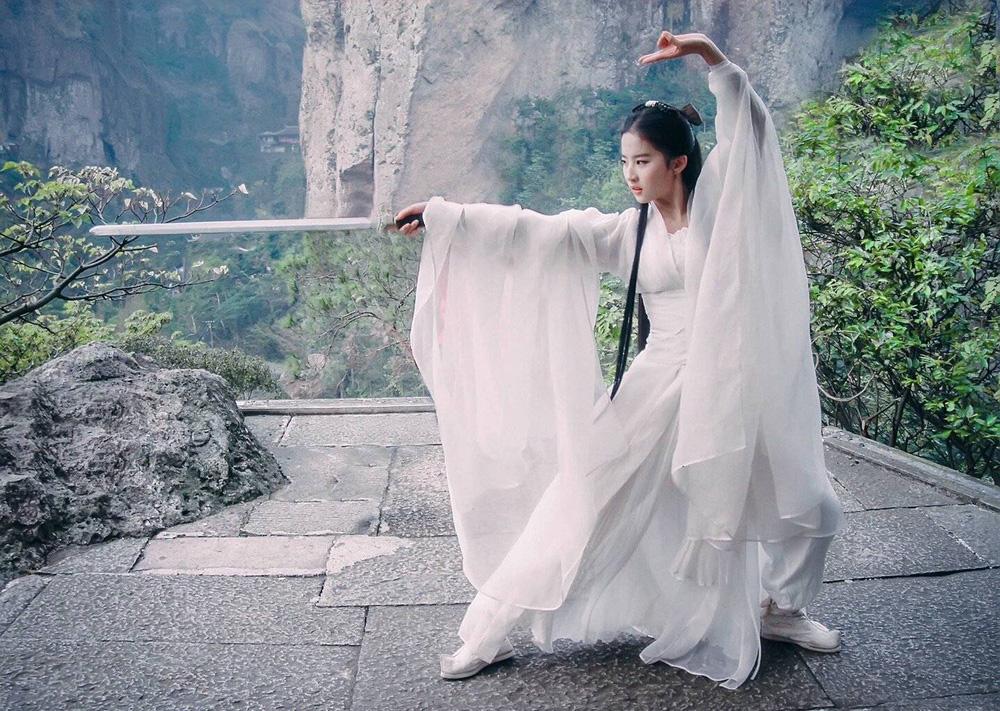 Lưu Diệc Phi múa kiếm năm 17 tuổi: Đẹp như tiên giáng trần-6