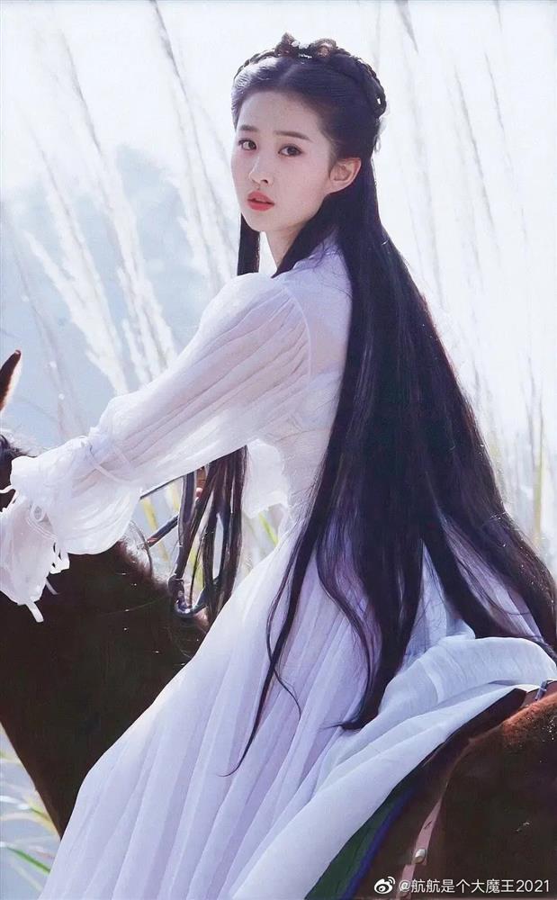 Lưu Diệc Phi múa kiếm năm 17 tuổi: Đẹp như tiên giáng trần-7