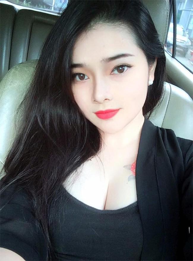 Con gái nuôi Long Nhật sexy bốc lửa dù theo đuổi nhạc bolero-1