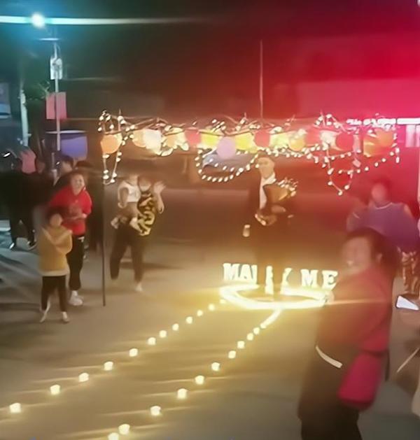 Hội gái xinh gato soái ca cầu hôn lãng mạn cô nàng mũm mĩm-1