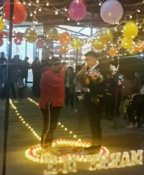 Hội gái xinh gato soái ca cầu hôn lãng mạn cô nàng mũm mĩm-3