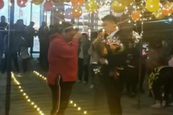 Nửa đêm cầu hôn, thanh niên khiến người yêu bật khóc vì uất ức-3