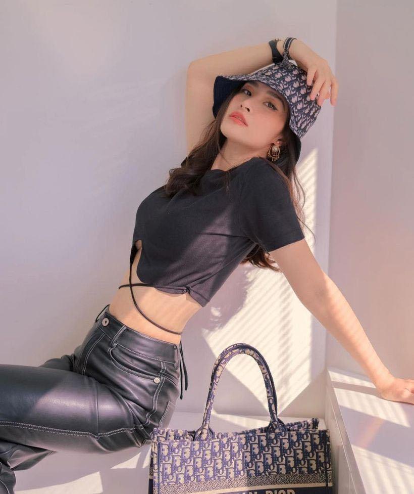 Cùng 1 kiểu đồ, Đông Nhi ảnh tự đăng khác xa ảnh bị tag lộ eo mỡ-5