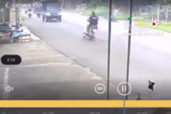 Clip: Phóng xe bạt mạng, nhóm thanh niên nối đuôi lao vào nhà dân-2