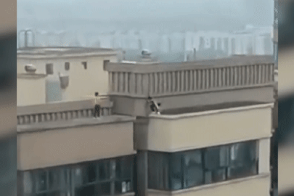 Clip: Thót tim cảnh em bé nhảy qua lại trên nóc hai tòa nhà 27 tầng