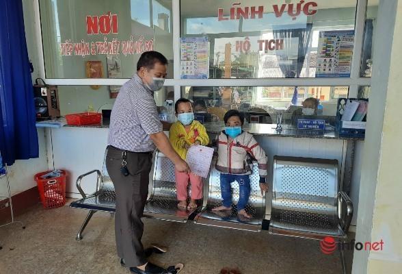 Xúc động hình ảnh cặp đôi tí hon đi đăng ký kết hôn tại Đắk Lắk-1