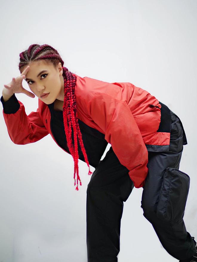 2 nữ thí sinh Rap Việt: Mai Âm Nhạc có dám tẽ quần xẻ áo như J Jade?-1