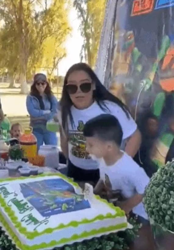 Bị người thân úp bánh sinh nhật vào mặt, cậu bé phản ứng sững sờ-2