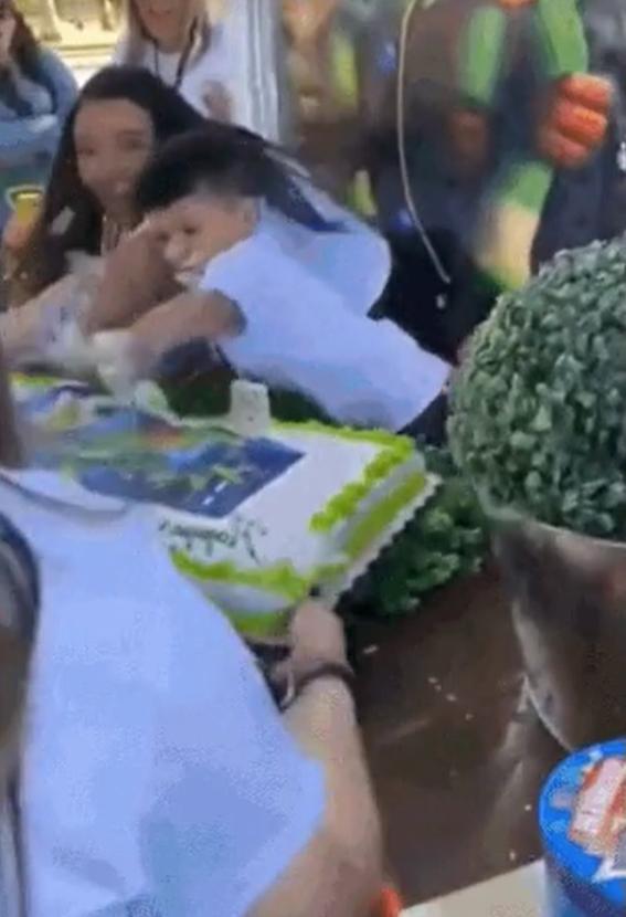 Bị người thân úp bánh sinh nhật vào mặt, cậu bé phản ứng sững sờ-4