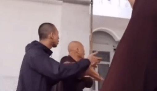 Clip ông Lê Tùng Vân và học trò lên đồn công an đòi Diễm My-1