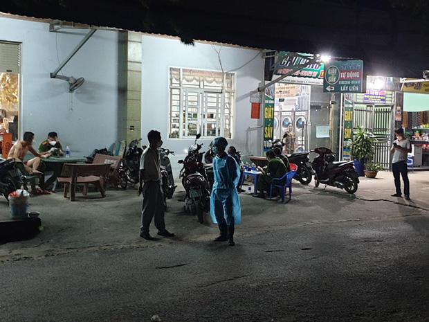 Đi nhặt bóng, phát hiện người đàn ông cởi trần, tử vong ở bụi cỏ-2