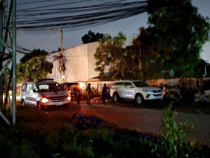 Đi nhặt bóng, phát hiện người đàn ông cởi trần, tử vong ở bụi cỏ-1