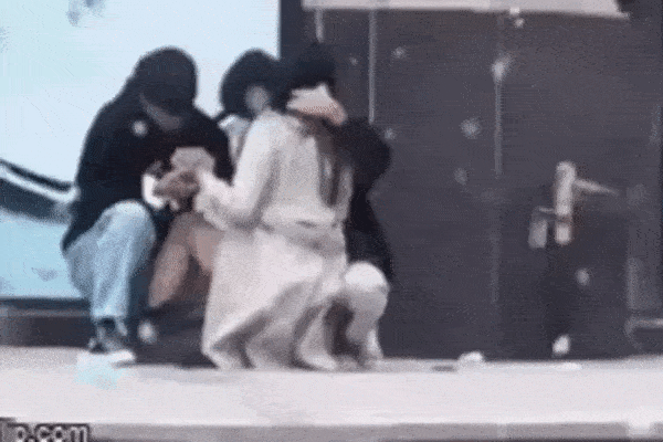 Clip: Bộ 3 trai gái âu yếm nhau trên phố khiến ai nhìn cũng sốc