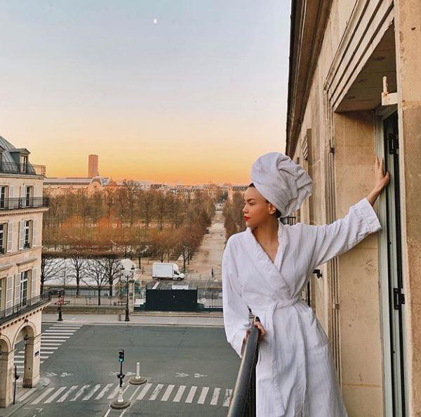 Hà Hồ nghiện áo choàng tắm: Check-in khắp nơi, rủ cả con chụp chung-1