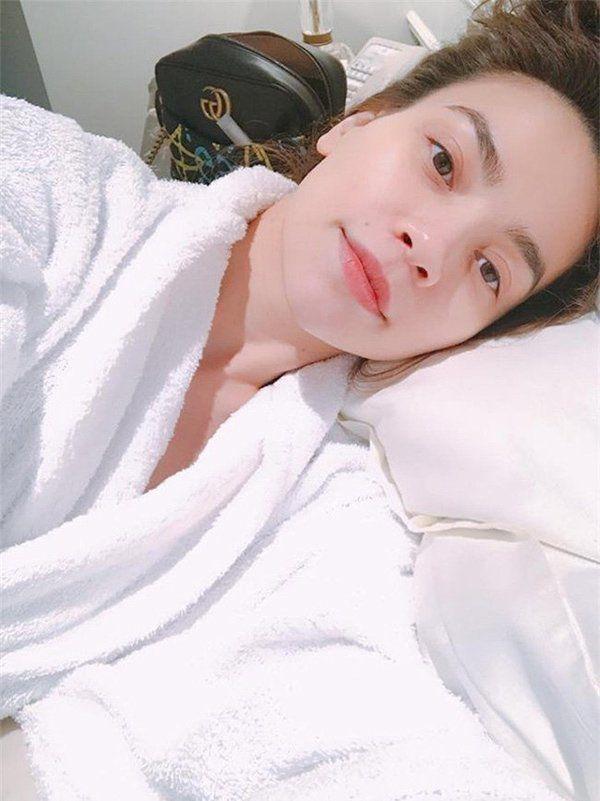 Hà Hồ nghiện áo choàng tắm: Check-in khắp nơi, rủ cả con chụp chung-3