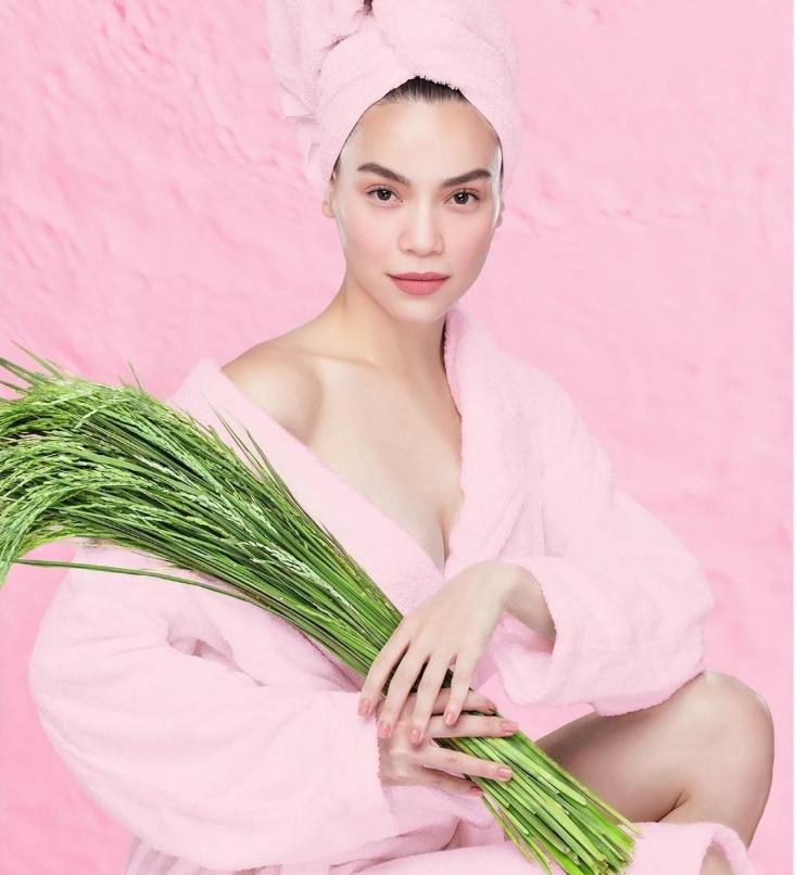 Hà Hồ nghiện áo choàng tắm: Check-in khắp nơi, rủ cả con chụp chung-5