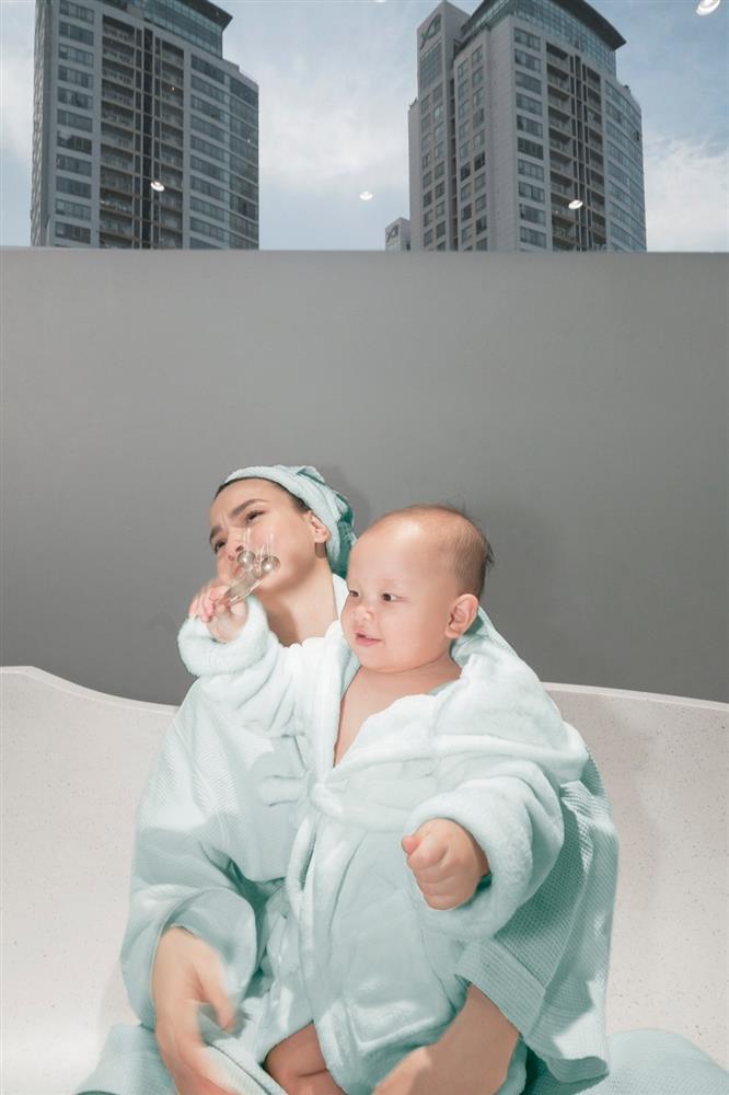 Hà Hồ nghiện áo choàng tắm: Check-in khắp nơi, rủ cả con chụp chung-11