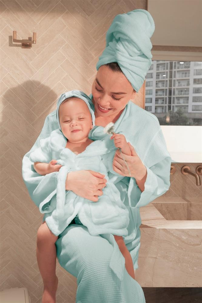 Hà Hồ nghiện áo choàng tắm: Check-in khắp nơi, rủ cả con chụp chung-7