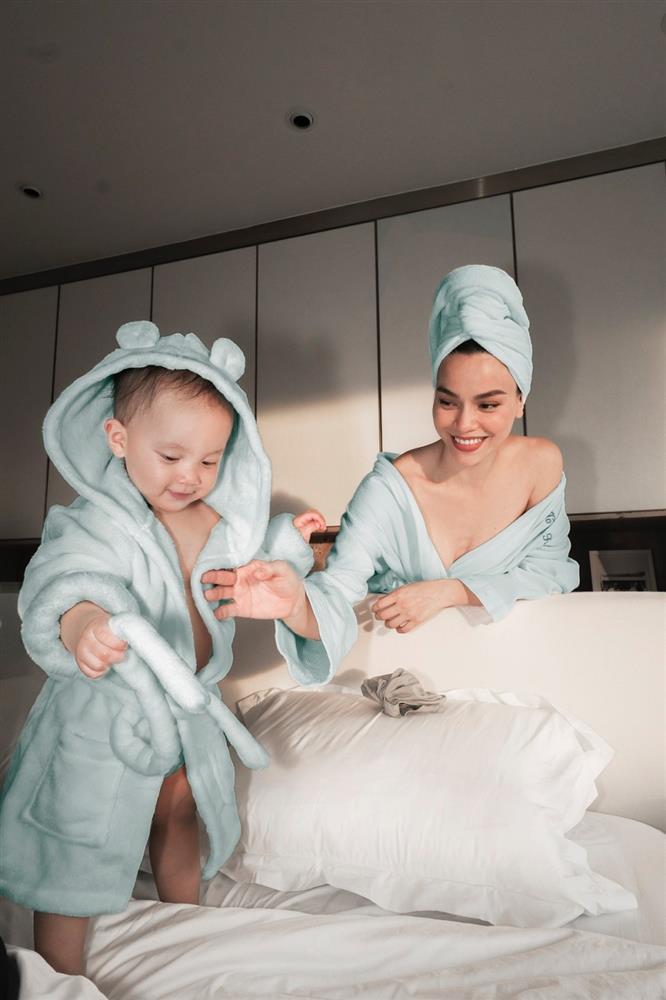 Hà Hồ nghiện áo choàng tắm: Check-in khắp nơi, rủ cả con chụp chung-12