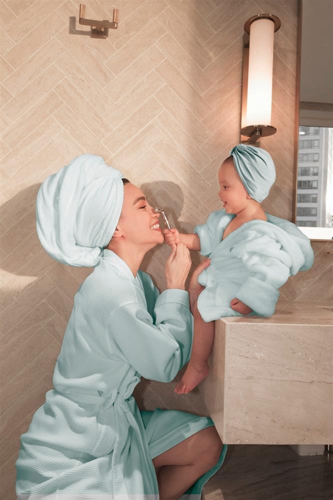 Hà Hồ nghiện áo choàng tắm: Check-in khắp nơi, rủ cả con chụp chung-8