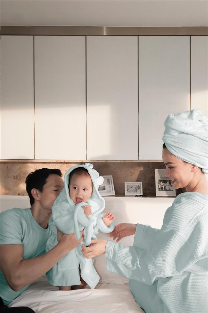 Hà Hồ nghiện áo choàng tắm: Check-in khắp nơi, rủ cả con chụp chung-9