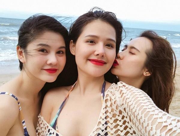 Trên phim, Thu Hoài và Phanh Lee là tình địch của nhau nhưng ngoài đời, cả hai là đôi bạn thân thiết. Thậm chí, gương mặt của hai người đẹp cũng hao hao nhau khiến không ít người nhầm lẫn.