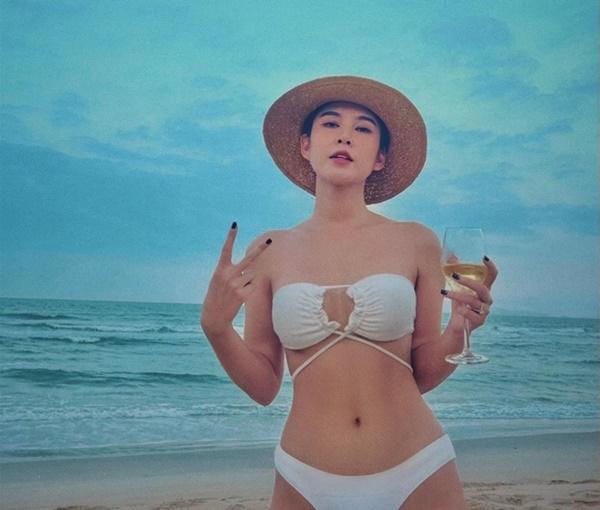 Ngoài đời, mỹ nhân quê Tuyên Quang chuộng phong cách trẻ trung, quyến rũ. Mùa hoa tìm lại là vai diễn đầu tiên của Thu Hoài sau khi lập gia đình.
