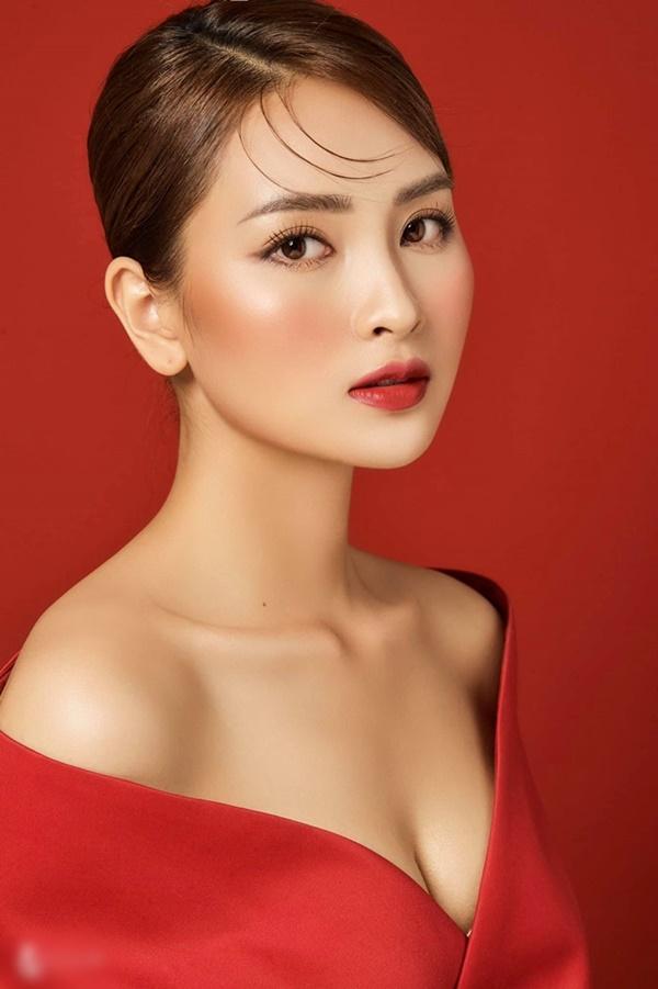 MC 9X cho biết, vì quá nhập tâm vào vai diễn nên Thanh Sơn vô tình đẩy cô vào tường vì cưỡng hôn mạnh bạo.