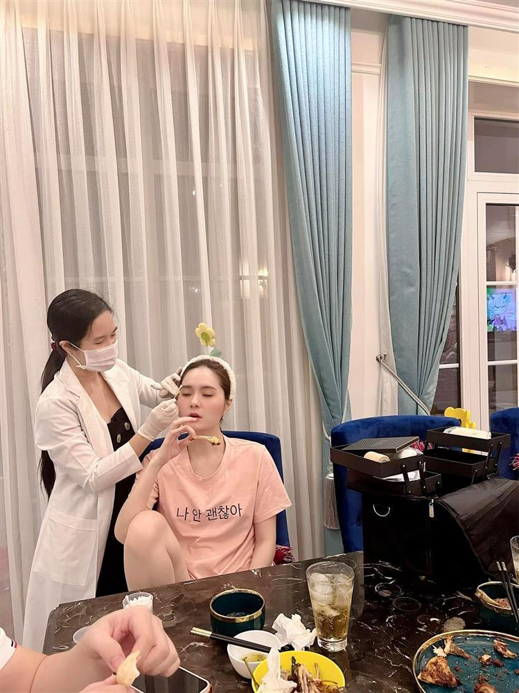 Nữ đại gia ở nhà 200 tỷ gây sốc vì vừa nhậu vừa xăm lông mày-1