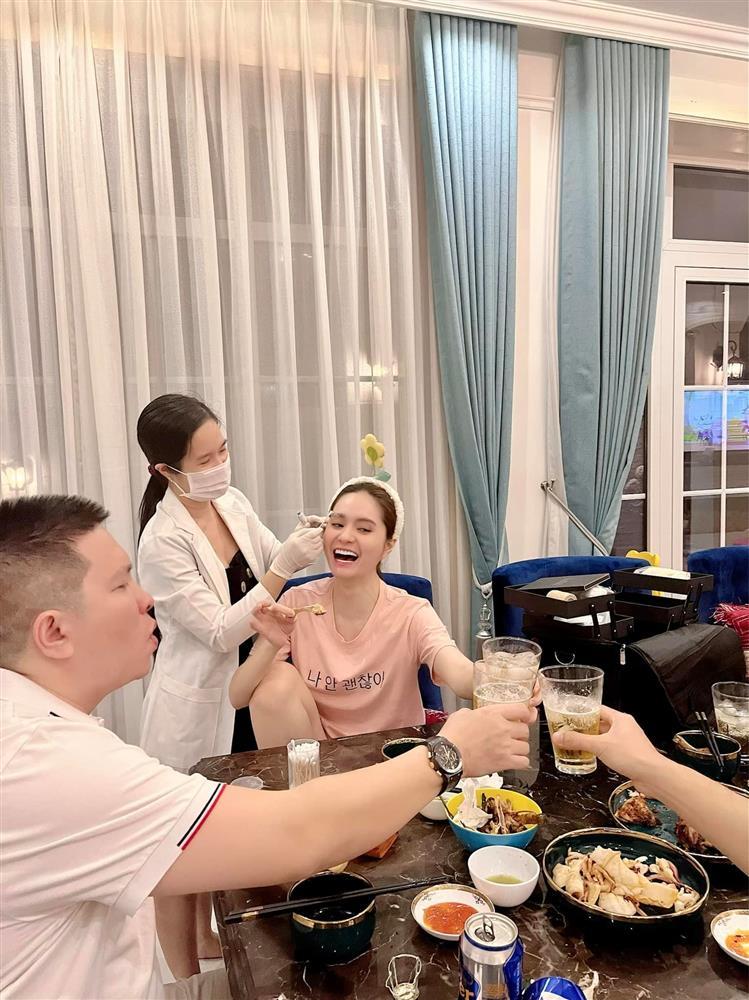 Nữ đại gia ở nhà 200 tỷ gây sốc vì vừa nhậu vừa xăm lông mày-2